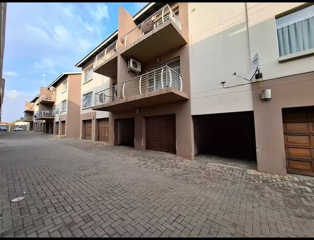 2 BEDROOM APARTMENT FOR SALE IN VANDERBIJLPARK SE 4